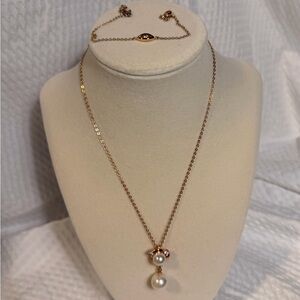 Elegant Gold Necklace with Pearl Pendant